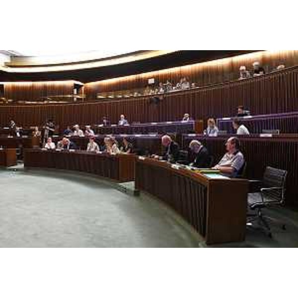 Consiglieri e auditi in aula durante i lavori della IV Commissione - Consiglieri e auditi in aula durante i lavori della IV Commissione