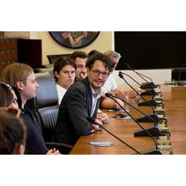 Fabio Ferroli, collaboratore dell'Unione emigranti sloveni del Fvg, e alcuni dei ragazzi in visita in regione durante l'incontro in sala gialla - Fabio Ferroli, collaboratore dell'Unione emigranti sloveni del Fvg, e alcuni dei ragazzi in visita in regione durante l'incontro in sala gialla