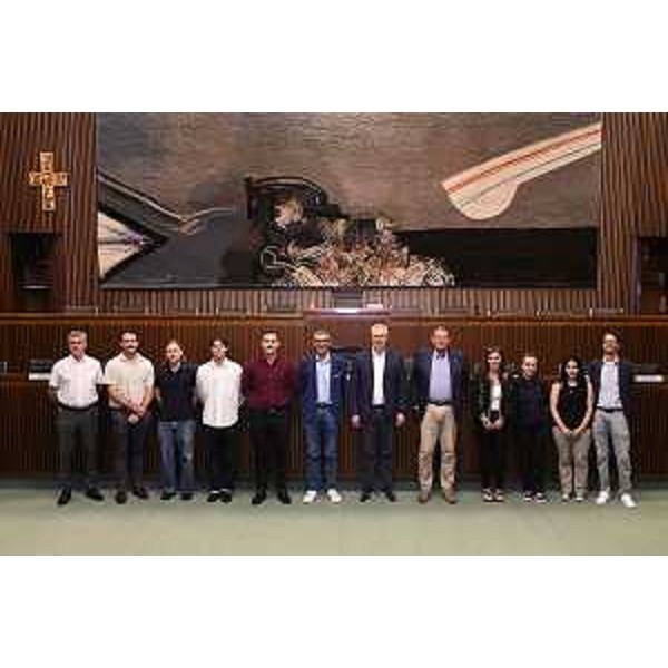 Foto di gruppo al termine dell'incontro nell'aula del Consiglio regionale del Friuli Venezia Giulia: al centro il presidente Bordin, l'assessore Roberti e il consigliere Pisani - Foto di gruppo al termine dell'incontro nell'aula del Consiglio regionale del Friuli Venezia Giulia: al centro il presidente Bordin, l'assessore Roberti e il consigliere Pisani