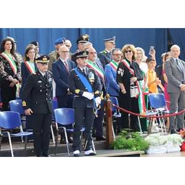 L'assessore regionale Riccardi Riccardi, tra i sindaci, mentre assiste alla cerimonia - L'assessore regionale Riccardi Riccardi, tra i sindaci, mentre assiste alla cerimonia