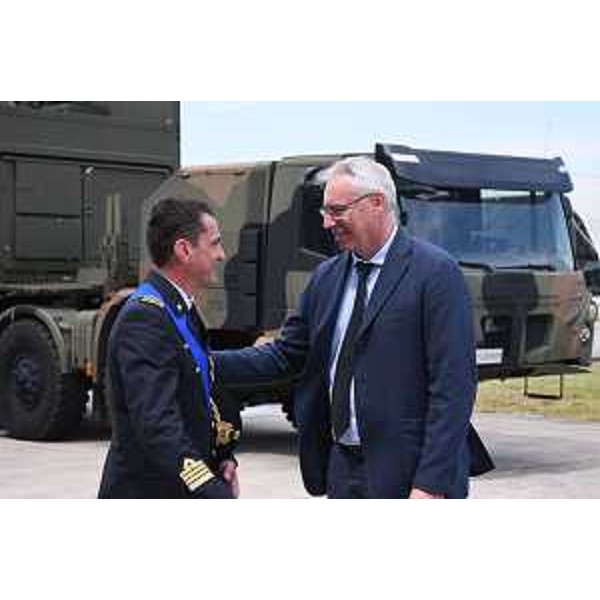 Il saluto di Bordin (a destra nella foto) al comandante uscente, colonnello Paolo Rubino - Il saluto di Bordin (a destra nella foto) al comandante uscente, colonnello Paolo Rubino