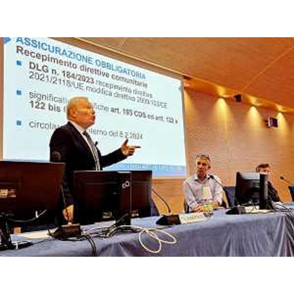 Lassessore alla Sicurezza Pierpaolo Roberti a Udine al seminario "Il codice fa strada...in tour". - Lassessore alla Sicurezza Pierpaolo Roberti a Udine al seminario "Il codice fa strada...in tour".