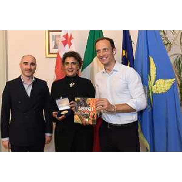 Il governatore del Friuli Venezia Giulia Massimiliano Fedriga, il Console generale di Georgia a Milano Natalia Kordzaia e il capo consiliere commerciale Valerian Gvalia. - Il governatore del Friuli Venezia Giulia Massimiliano Fedriga, il Console generale di Georgia a Milano Natalia Kordzaia e il capo consiliere commerciale Valerian Gvalia.