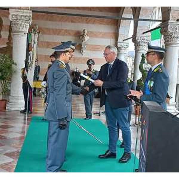 Il presidente Bordin, premia alcuni militari meritevoli dell'encomio - Il presidente Bordin, premia alcuni militari meritevoli dell'encomio 