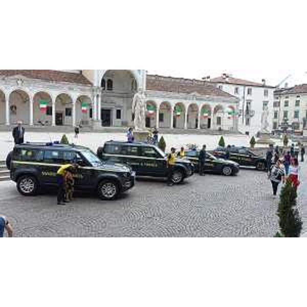 I mezzi della Guardia di Finanza in piazza Libertà, a Udine - I mezzi della Guardia di Finanza in piazza Libertà, a Udine