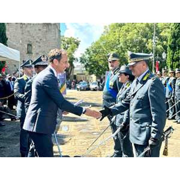 Il governatore Fedriga premia alcuni finanzieri che si sono distinti nell'ultimo periodo. - Il governatore Fedriga premia alcuni finanzieri che si sono distinti nell'ultimo periodo. 