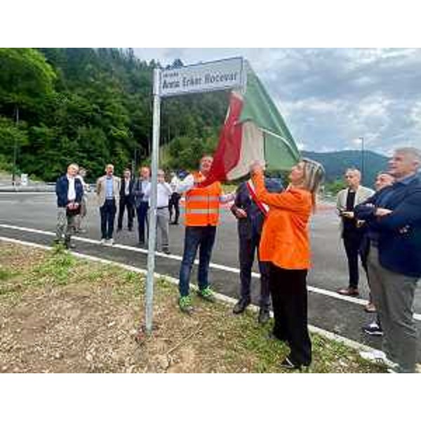 Lo scoprimento della targa nei pressi della rotonda inaugurata ad Ovaro - Lo scoprimento della targa nei pressi della rotonda inaugurata ad Ovaro