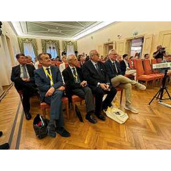 Il presidente del Cr Fvg, Mauro Bordin (primo da destra) seduto a fianco del sindaco di Gorizia, Rodolfo Ziberna - Il presidente del Cr Fvg, Mauro Bordin (primo da destra) seduto a fianco del sindaco di Gorizia, Rodolfo Ziberna 