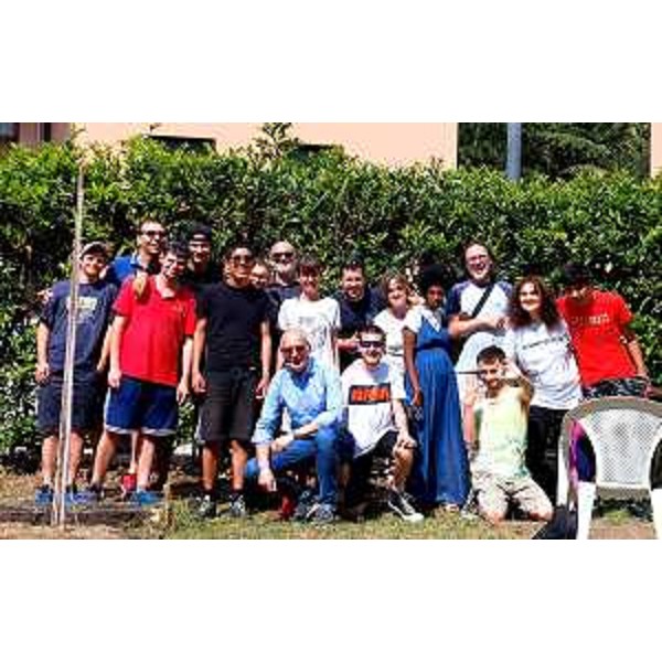 Foto di gruppo durante la visita del consigliere regionale Carlo Grilli (Fp) all'associazione Oltre quella sedia a Trieste - Foto di gruppo durante la visita del consigliere regionale Carlo Grilli (Fp) all'associazione Oltre quella sedia a Trieste