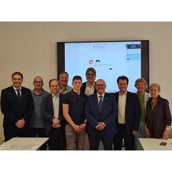 L'assessore Callari con gli amministratori dei Comuni coinvolti nel progetto per la facilitazione digitale - L'assessore Callari con gli amministratori dei Comuni coinvolti nel progetto per la facilitazione digitale