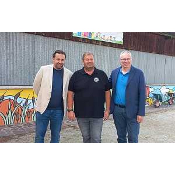 Il presidente Bordin, primo da destra, assieme a Roberto Gerussi (Pro loco Bueriis) e al consigliere regionale Edy Morandini - Il presidente Bordin, primo da destra, assieme a Roberto Gerussi (Pro loco Bueriis) e al consigliere regionale Edy Morandini