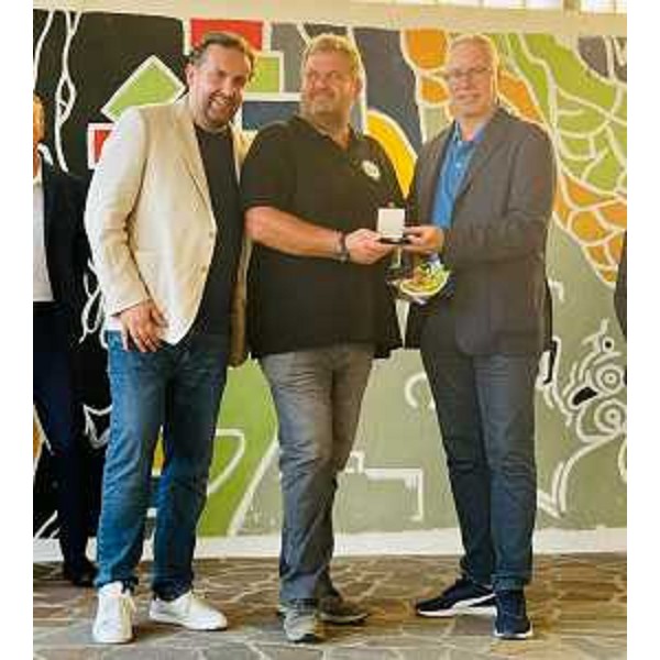 La consegna del sigillo del Cr Fvg al presidente della Pro loco Bueriis, Roberto Gerussi, da parte del presidente Bordin (primo da destra). A sinistra, il consigliere Morandini - La consegna del sigillo del Cr Fvg al presidente della Pro loco Bueriis, Roberto Gerussi, da parte del presidente Bordin (primo da destra). A sinistra, il consigliere Morandini