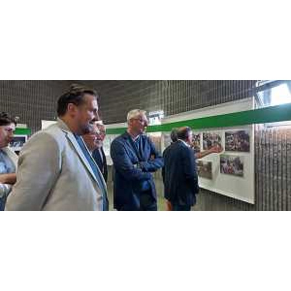 Il presidente Bordin e il consigliere regionale Morandini durante la visita alla mostra fotografica - Il presidente Bordin e il consigliere regionale Morandini durante la visita alla mostra fotografica