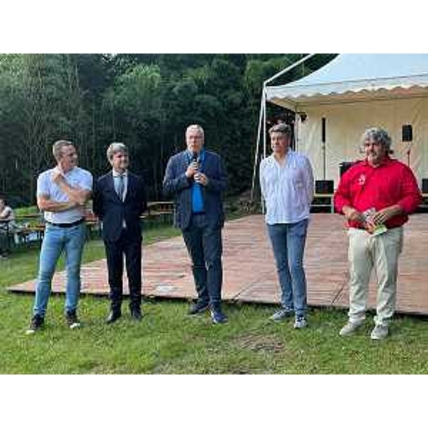 Il presidente Bordin, terzo da sinistra, assieme agli organizzatori e al sindaco. Il primo da destra è il presidente della Pro loco Attimis, Marco Cobessi - Il presidente Bordin, terzo da sinistra, assieme agli organizzatori e al sindaco. Il primo da destra è il presidente della Pro loco Attimis, Marco Cobessi