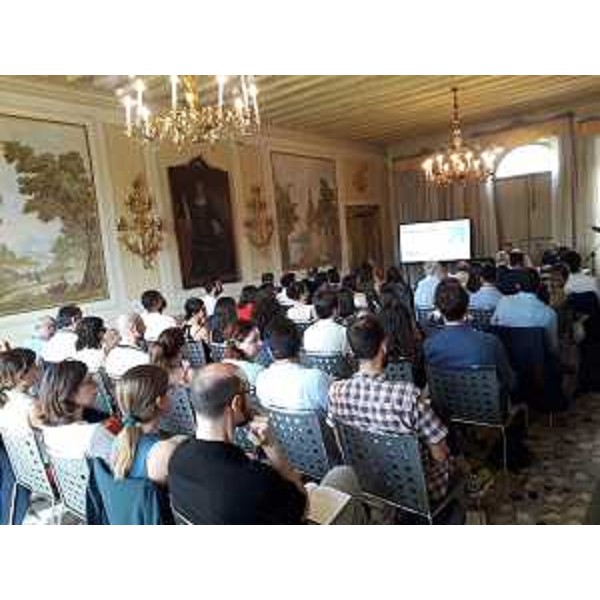 Sala piena di giovani medici. - Sala piena di giovani medici.