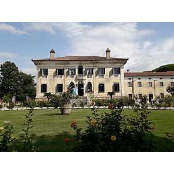 Una veduta di Villa Florio Maseri di Persereano. - Una veduta di Villa Florio Maseri di Persereano.