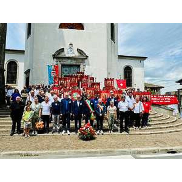 Foto di gruppo per donatori sangue di Teor e istituzioni. al centro, tra gli altri, il presidente del Cr Fvg, Mauro Bordin, e l'assessore regionale alla Salute, Riccardo Riccardi - Foto di gruppo per donatori sangue di Teor e istituzioni. al centro, tra gli altri, il presidente del Cr Fvg, Mauro Bordin, e l'assessore regionale alla Salute, Riccardo Riccardi