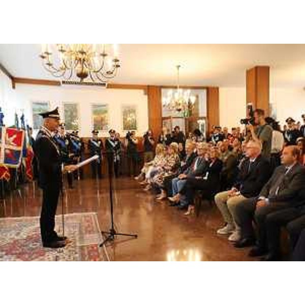 Il discorso di commiato del generale Francesco Atzeni davanti alle autorità: il presidente Bordin è in prima fila, secondo da destra - Il discorso di commiato del generale Francesco Atzeni davanti alle autorità: il presidente Bordin è in prima fila, secondo da destra