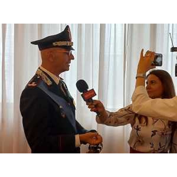Il generale Atzeni intervistato dalle televisioni alla fine della cerimonia - Il generale Atzeni intervistato dalle televisioni alla fine della cerimonia