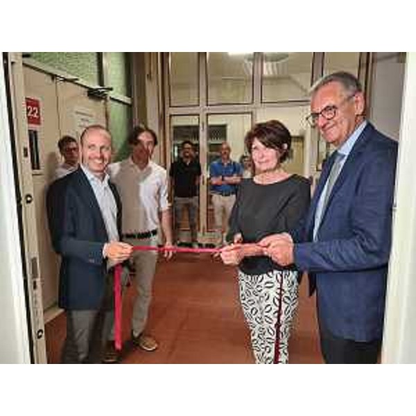 L'assessore Rosolen in un momento dell'inaugurazione del laboratorio Elisa - L'assessore Rosolen in un momento dell'inaugurazione del laboratorio Elisa