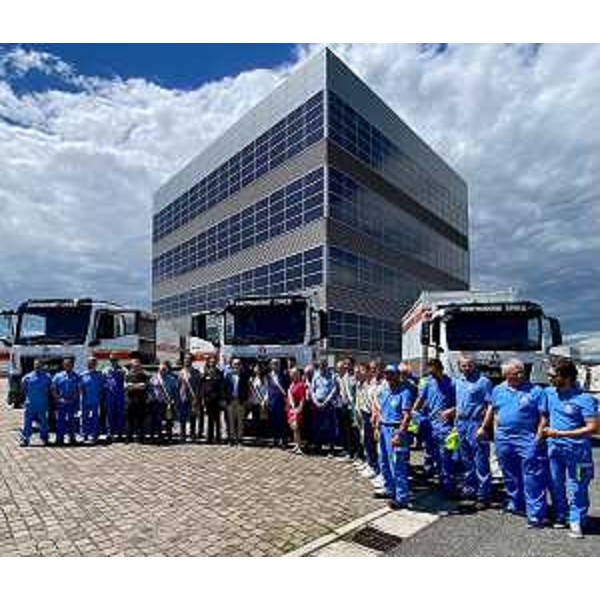 I tre mezzi donati oggi, alla presenza dei sindaci e dei volontari della Protezione civile - I tre mezzi donati oggi, alla presenza dei sindaci e dei volontari della Protezione civile 