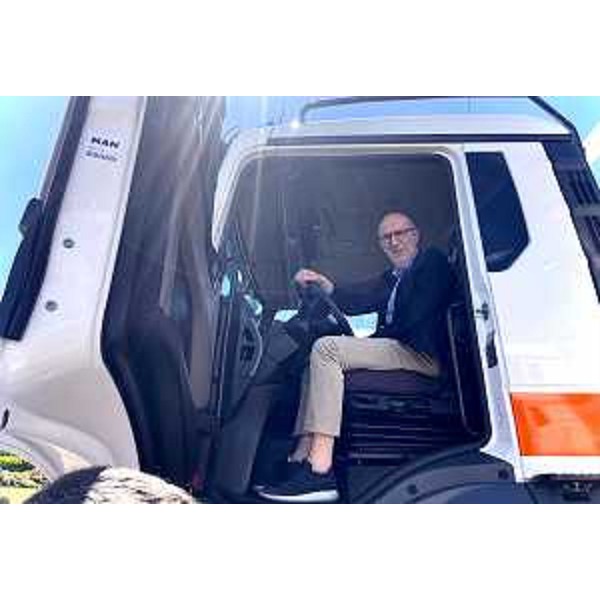 L'assessore regionale alla Protezione civile Riccardo Riccardi a bordo di uno dei mezzi donati oggi alle amministrazioni comunali - L'assessore regionale alla Protezione civile Riccardo Riccardi a bordo di uno dei mezzi donati oggi alle amministrazioni comunali