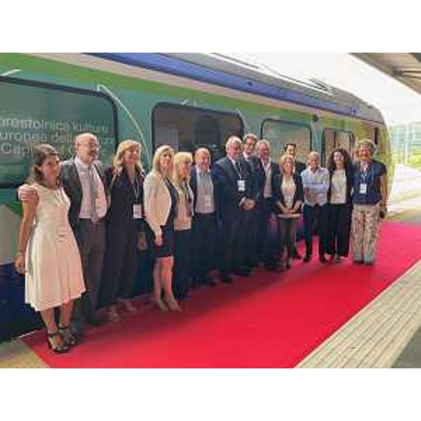 Le autorità all'inaugurazione del primo treno regionale con livrea GO!2025 Capitale europea della Cultura - Le autorità all'inaugurazione del primo treno regionale con livrea GO!2025 Capitale europea della Cultura