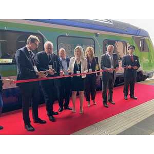 Il taglio del nastro per l'inaugurazione del primo treno regionale con livrea GO!2025 Capitale europea della Cultura - Il taglio del nastro per l'inaugurazione del primo treno regionale con livrea GO!2025 Capitale europea della Cultura