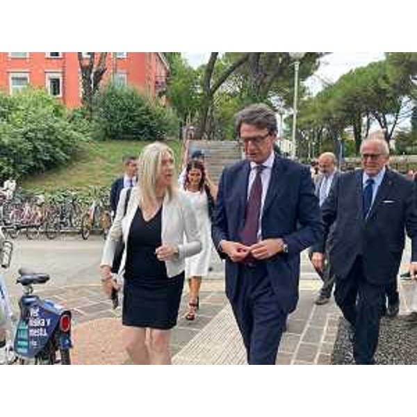 L'assessore regionale a Infrastrutture e territorio Cristina Amirante con l'Amministratore delegato e Direttore generale Trenitalia, Luigi Corradi - L'assessore regionale a Infrastrutture e territorio Cristina Amirante con l'Amministratore delegato e Direttore generale Trenitalia, Luigi Corradi