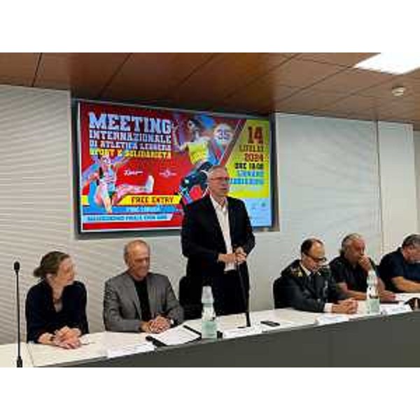 L'intervento del presidente Bordin al tavolo dei relatori. Alla sua destra Giorgio Dannisi, presidente della Nuova atletica dal Friuli, e l'assessore comunale di Udine Chiara Dazzan; alla sua sinistra il comandante della GdF Enrico Spanò e l'assessore comunale di Lignano Giovanni Iermano - L'intervento del presidente Bordin al tavolo dei relatori. Alla sua destra Giorgio Dannisi, presidente della Nuova atletica dal Friuli, e l'assessore comunale di Udine Chiara Dazzan; alla sua sinistra il comandante della GdF Enrico Spanò e l'assessore comunale di Lignano Giovanni Iermano