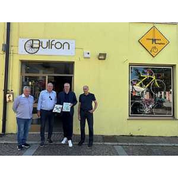 Il presidente del Cr Fvg, Mauro Bordin (secondo da dx), con il sindaco di Mortegliano, Roberto Zuliani (secondo da sx), il consigliere comunale Orlando zuliani (primo a sx) e il titolare del ciclomuseo, Renato Bulfon - Il presidente del Cr Fvg, Mauro Bordin (secondo da dx), con il sindaco di Mortegliano, Roberto Zuliani (secondo da sx), il consigliere comunale Orlando zuliani (primo a sx) e il titolare del ciclomuseo, Renato Bulfon