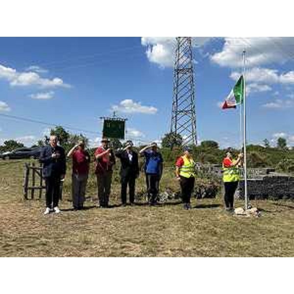 Il presidente Bordin (primo da sinistra) nel corso della cerimonia dell'alzabandiera - Il presidente Bordin (primo da sinistra) nel corso della cerimonia dell'alzabandiera