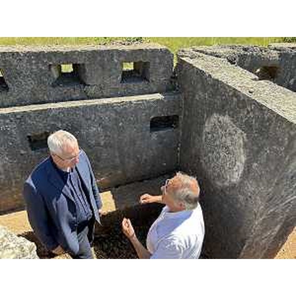 Il presidente Bordin (a sinistra) nel corso della visita alle trincee - Il presidente Bordin (a sinistra) nel corso della visita alle trincee