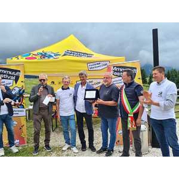 La consegna della targa della Regione all'Associazione allevatori e al Consorzio di tutela del Montasio Dop - La consegna della targa della Regione all'Associazione allevatori e al Consorzio di tutela del Montasio Dop