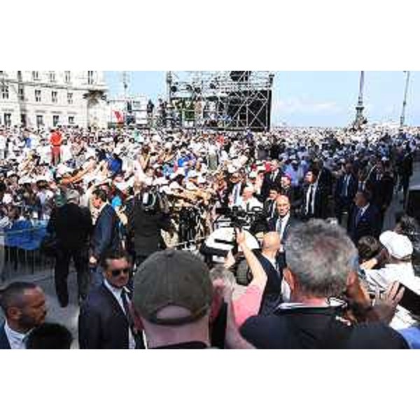 L'arrivo di Papa Francesco in piazza Unità d'Italia, a Trieste - L'arrivo di Papa Francesco in piazza Unità d'Italia, a Trieste