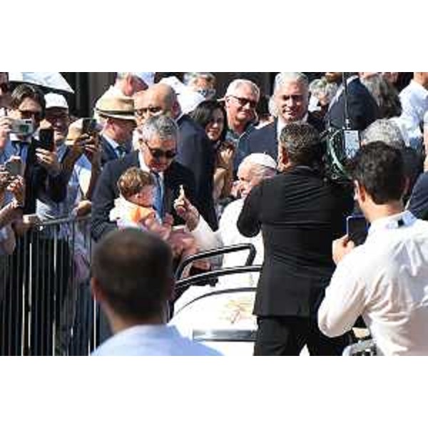 Papa Francesco benedice una bambina alla quale dona anche una caramella al suo arrivo in piazza Unità d'Italia, a Trieste - Papa Francesco benedice una bambina alla quale dona anche una caramella al suo arrivo in piazza Unità d'Italia, a Trieste