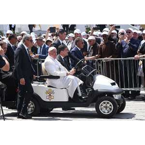 Papa Francesco lascia piazza Unità d'Italia, a trieste, al termine della cerimonia che ha chiuso la Settimana sociale dei Cattolici a Trieste - Papa Francesco lascia piazza Unità d'Italia, a trieste, al termine della cerimonia che ha chiuso la Settimana sociale dei Cattolici a Trieste