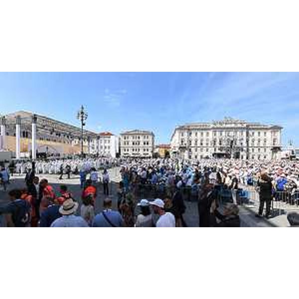 Piazza Unità d'Italia, a Trieste, gremita durante la Santa Messa celebrata da Papa Francesco - Piazza Unità d'Italia, a Trieste, gremita durante la Santa Messa celebrata da Papa Francesco