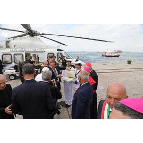 La consegna della Bibbia al Santo Padre da parte del governatore Fedriga - La consegna della Bibbia al Santo Padre da parte del governatore Fedriga