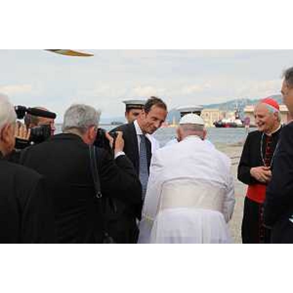 La consegna della Bibbia al Santo Padre da parte del governatore Fedriga - La consegna della Bibbia al Santo Padre da parte del governatore Fedriga