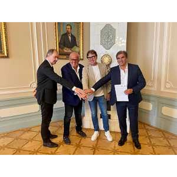 Stretta di mano al termine della sottoscrizione dell'accordo di programma per la riqualficazione del Duca d'Aosta di Gorizia - Stretta di mano al termine della sottoscrizione dell'accordo di programma per la riqualficazione del Duca d'Aosta di Gorizia