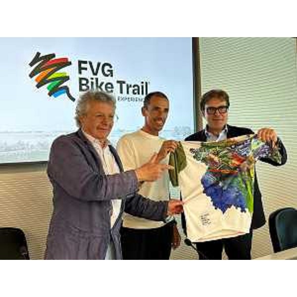 L'assessore Bini (a destra) con Giacomo Miranda, ideatore e organizzatore di Fvg Bike Trail, e l'artista Gianni Borta che ha disegnato la maglia ufficiale della manifestazione - L'assessore Bini (a destra) con Giacomo Miranda, ideatore e organizzatore di Fvg Bike Trail, e l'artista Gianni Borta che ha disegnato la maglia ufficiale della manifestazione