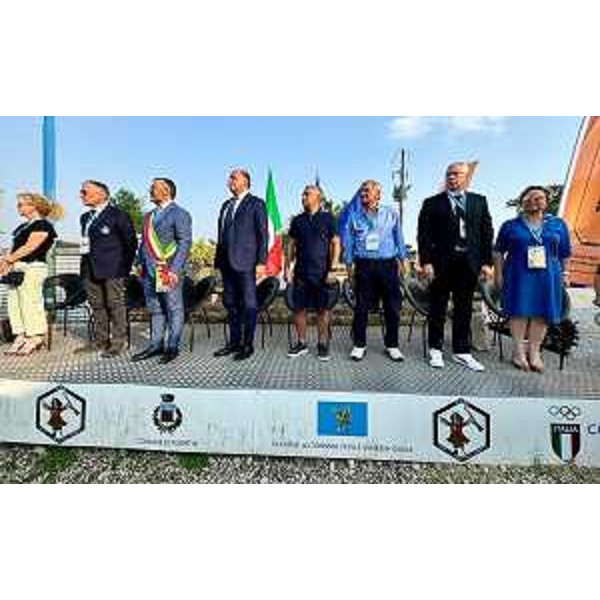 La foto di gruppo sul palco di Porpetto - La foto di gruppo sul palco di Porpetto