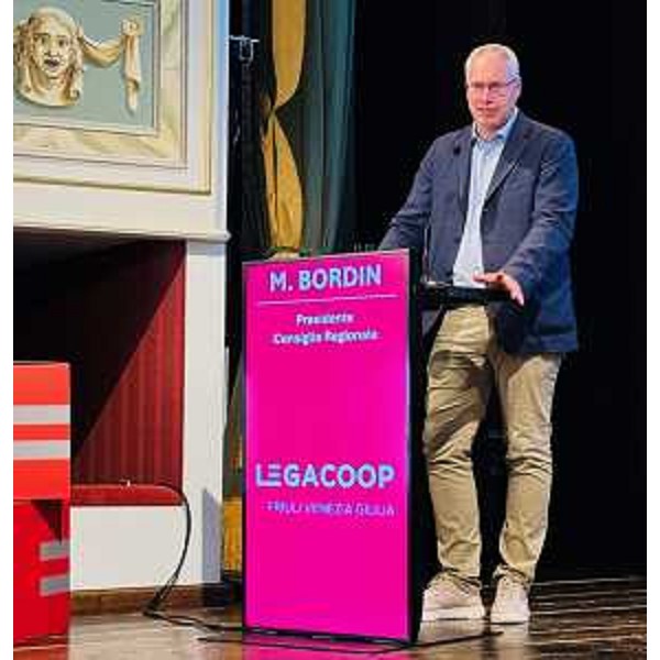 Il presidente del Cr Fvg, Mauro Bordin, sul palco del teatro sociale Arrigoni di San Vito al Tagliamento - Il presidente del Cr Fvg, Mauro Bordin, sul palco del teatro sociale Arrigoni di San Vito al Tagliamento