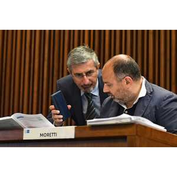 Diego Moretti, capogruppo del Pd, dialoga con il collega dem Andrea Carli - Diego Moretti, capogruppo del Pd, dialoga con il collega dem Andrea Carli