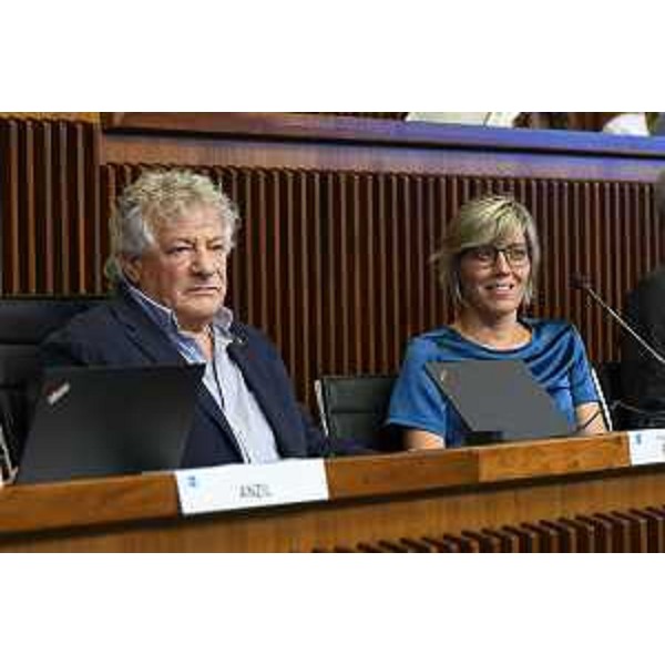 Elia Miani (Lega) sui banchi della presidenza accanto all'assessore Barbara Zilli - Elia Miani (Lega) sui banchi della presidenza accanto all'assessore Barbara Zilli