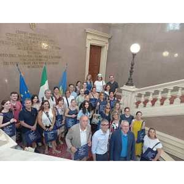 Il gruppo di corregionali insieme al presidente del Consiglio regionale, Mauro Bordin, all'assessore all'Immigrazione, Pierpaolo Roberti, al presidente e alla vicepresidente di Efasce, Gino Gregoris e Luisa Forte - Il gruppo di corregionali insieme al presidente del Consiglio regionale, Mauro Bordin, all'assessore all'Immigrazione, Pierpaolo Roberti, al presidente e alla vicepresidente di Efasce, Gino Gregoris e Luisa Forte