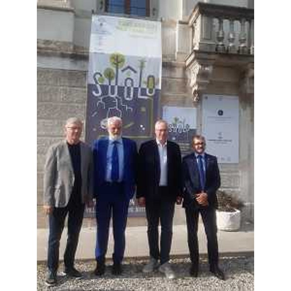 Valter Pezzarini,il sindaco Eliano Basso, il presidente Mauro Bordin e il presidente Fabrizio Pitton davanti a villa di Toppo Florio, a Buttrio - Valter Pezzarini,il sindaco Eliano Basso, il presidente Mauro Bordin e il presidente Fabrizio Pitton davanti a villa di Toppo Florio, a Buttrio