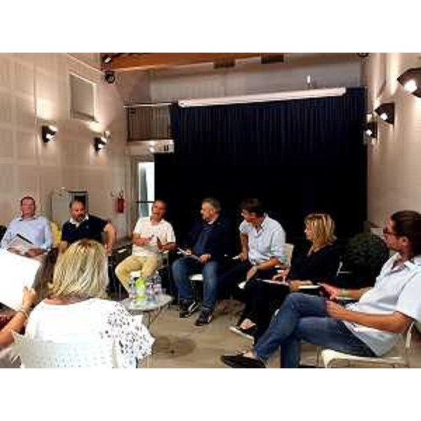 Al centro, il presidente dell'associazione Leali delle Notizie interloquisce con il presidente della V Commissione consiliare, Diego Bernardis (Fp) e con gli altri componenti - Al centro, il presidente dell'associazione Leali delle Notizie interloquisce con il presidente della V Commissione consiliare, Diego Bernardis (Fp) e con gli altri componenti