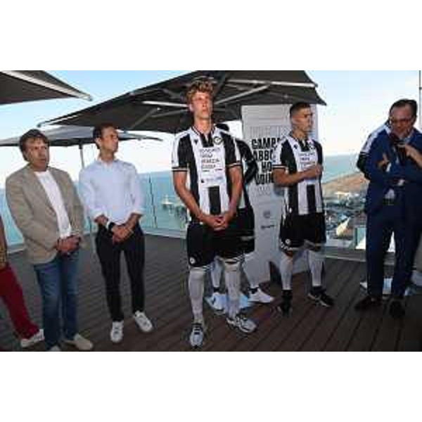 Una fase della presentazione delle nuove divise di gioco dell'Udinese calcio - Una fase della presentazione delle nuove divise di gioco dell'Udinese calcio